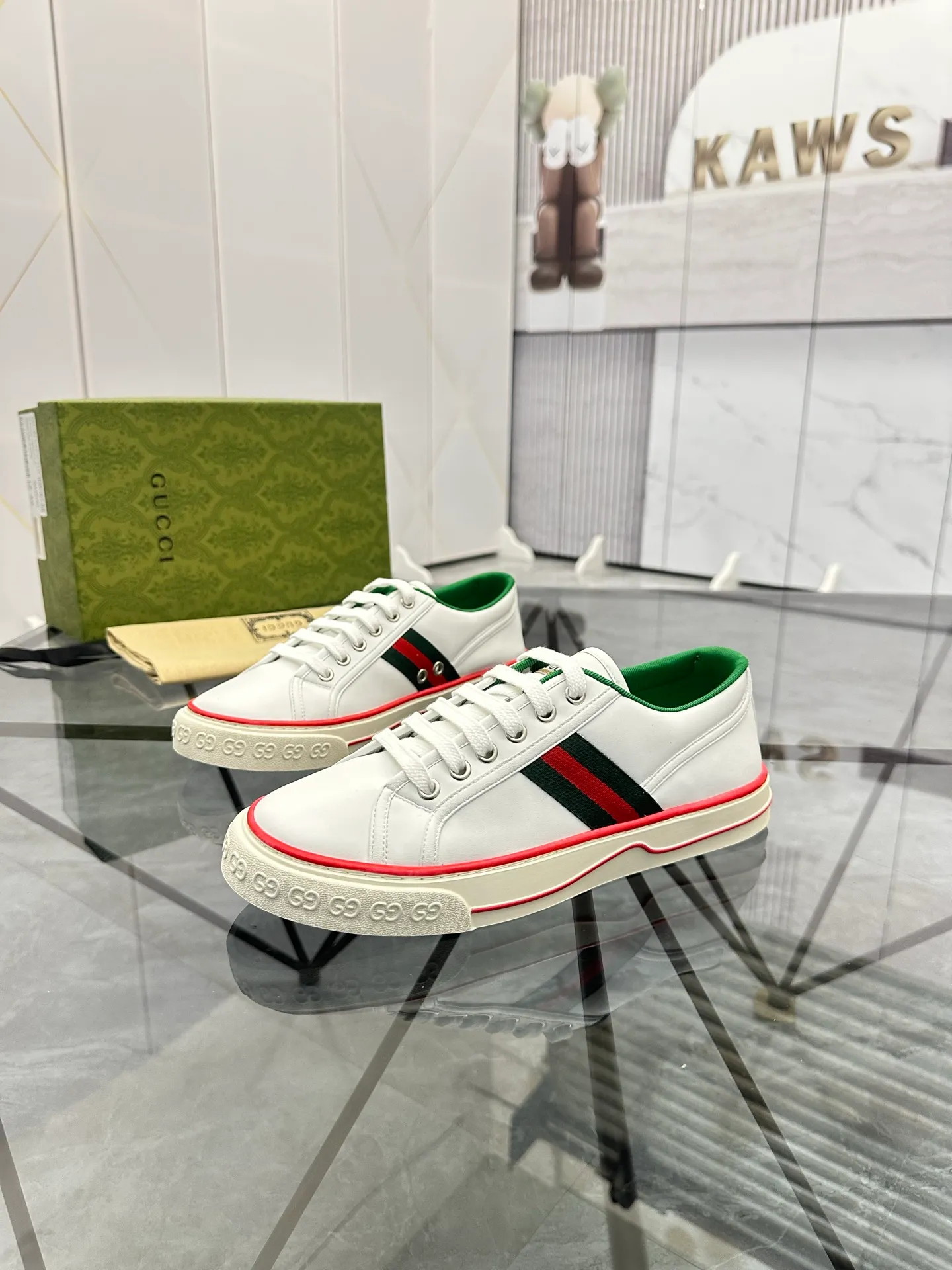 Men's shoes: 💰P380¥ Product trademark: Gucci* "Gucci*" low-cut casual shoes Regular size: 38-44 (can be customized to 45.46.) Product material: imported cowhide upper, breathable lining, original outsole. Number: 661